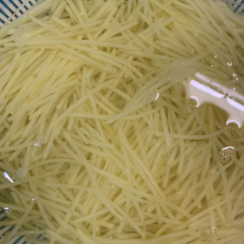 shred-potatoes-in-water shred potatoes in water